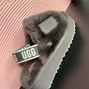 UGG SLIPPERS